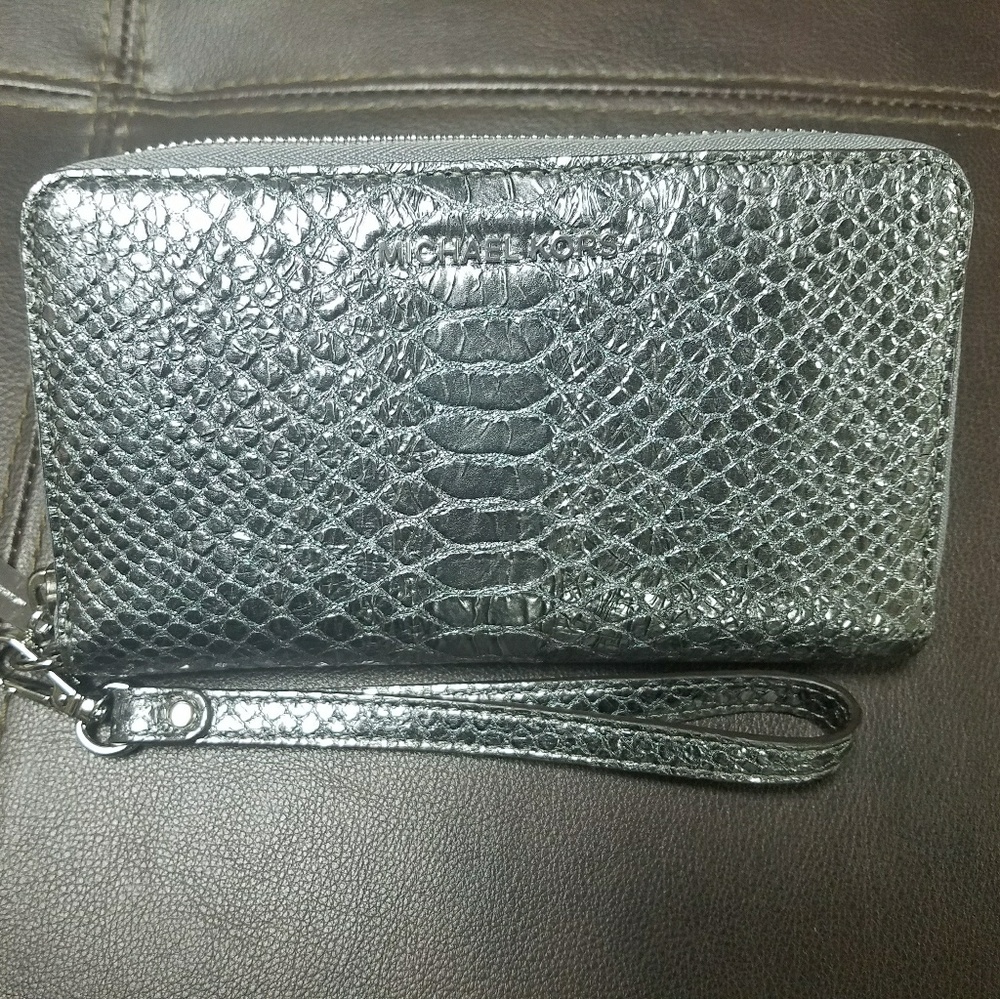 NWOT MK SNAKE EMBOSSED WRISTLET (SILVER)